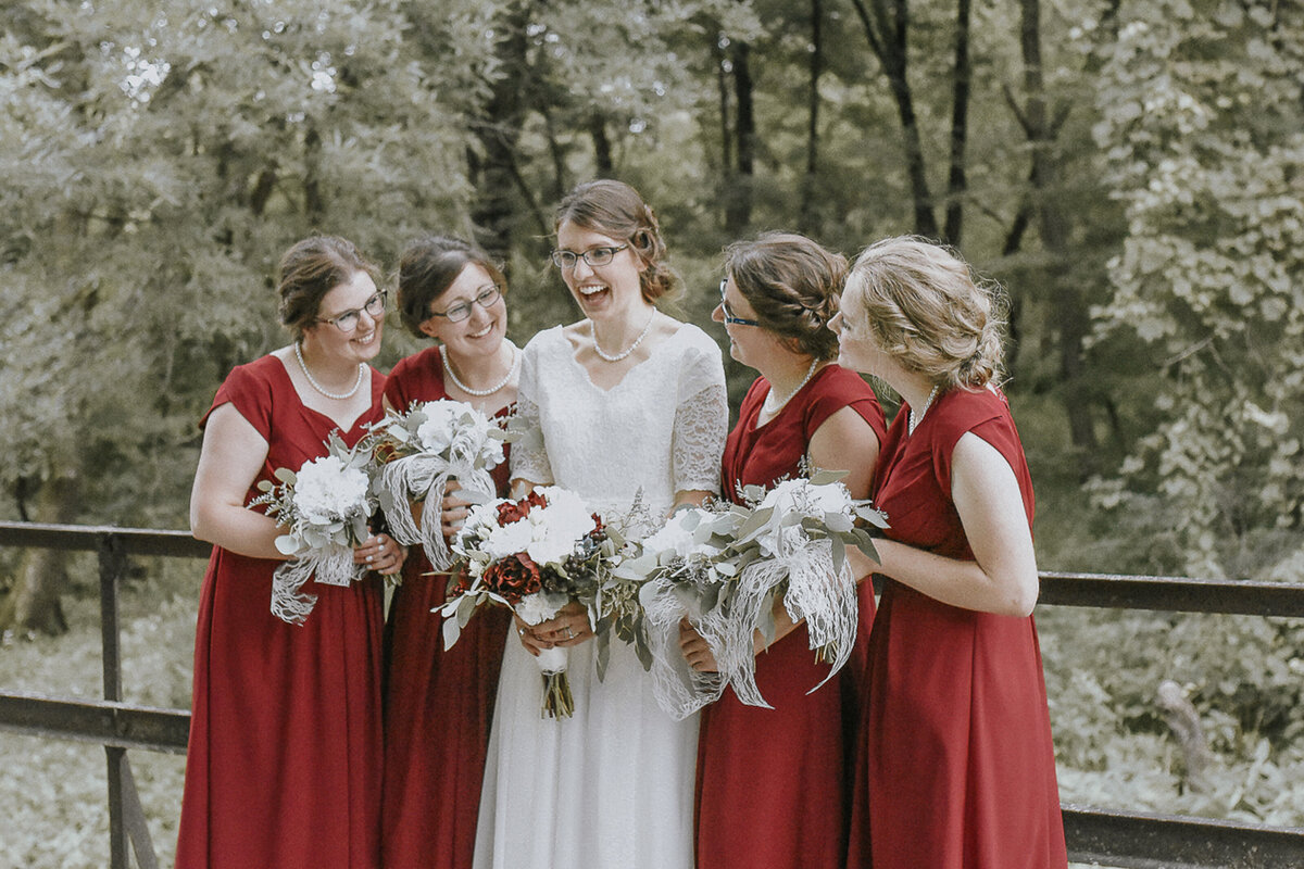 wedding bridal party | Iowa wedding photographer | Iowa Photographer | Playlife | Cedar Rapids | Iowa City | Kalona | Alaynna Ann Schwartz-50