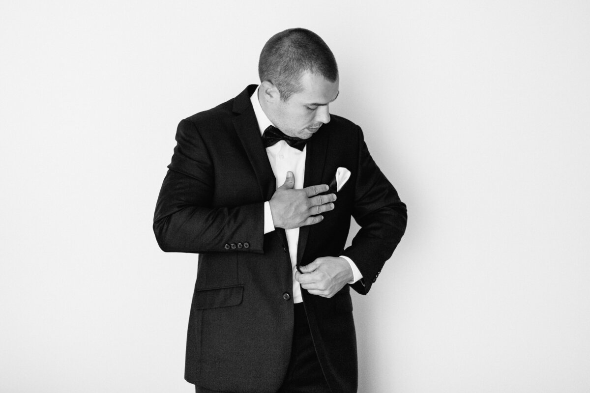 groom getting ready in minneapolis city hall