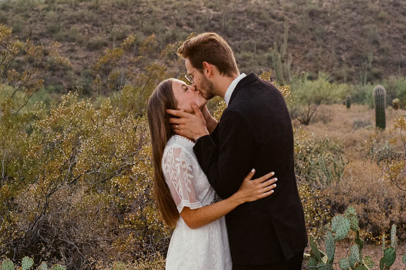 Vallosio-Photo-and-Film_couple-kiss-desert-film-camera