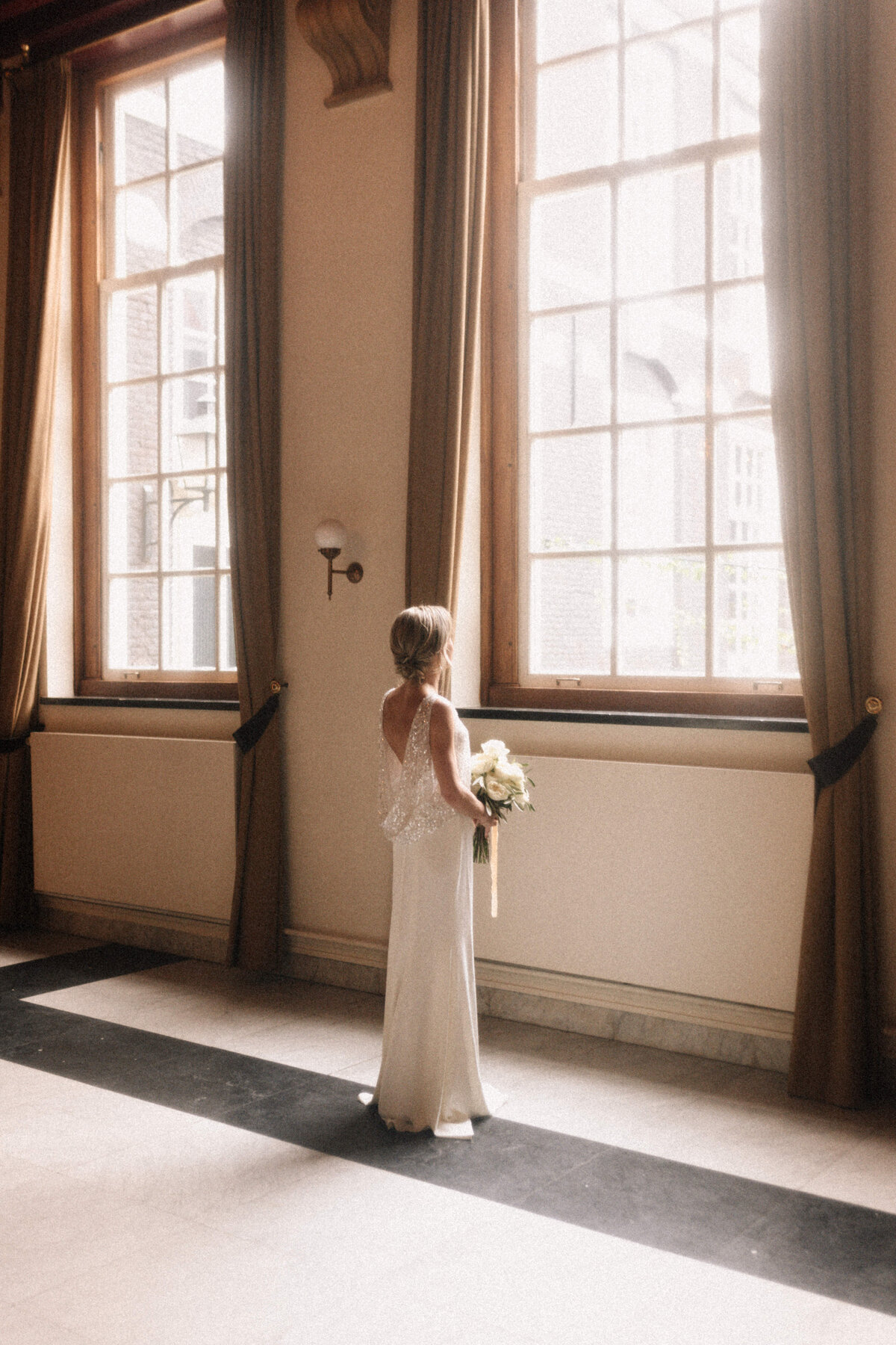 Braut vor Fenster
