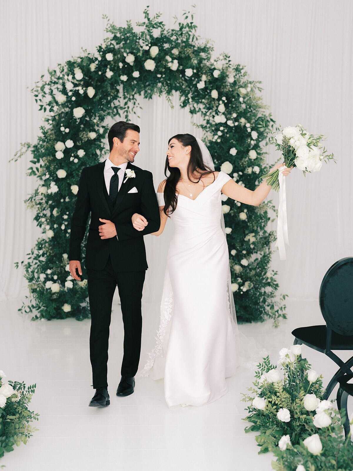 004-smiling-couple-wedding-ceremony-min
