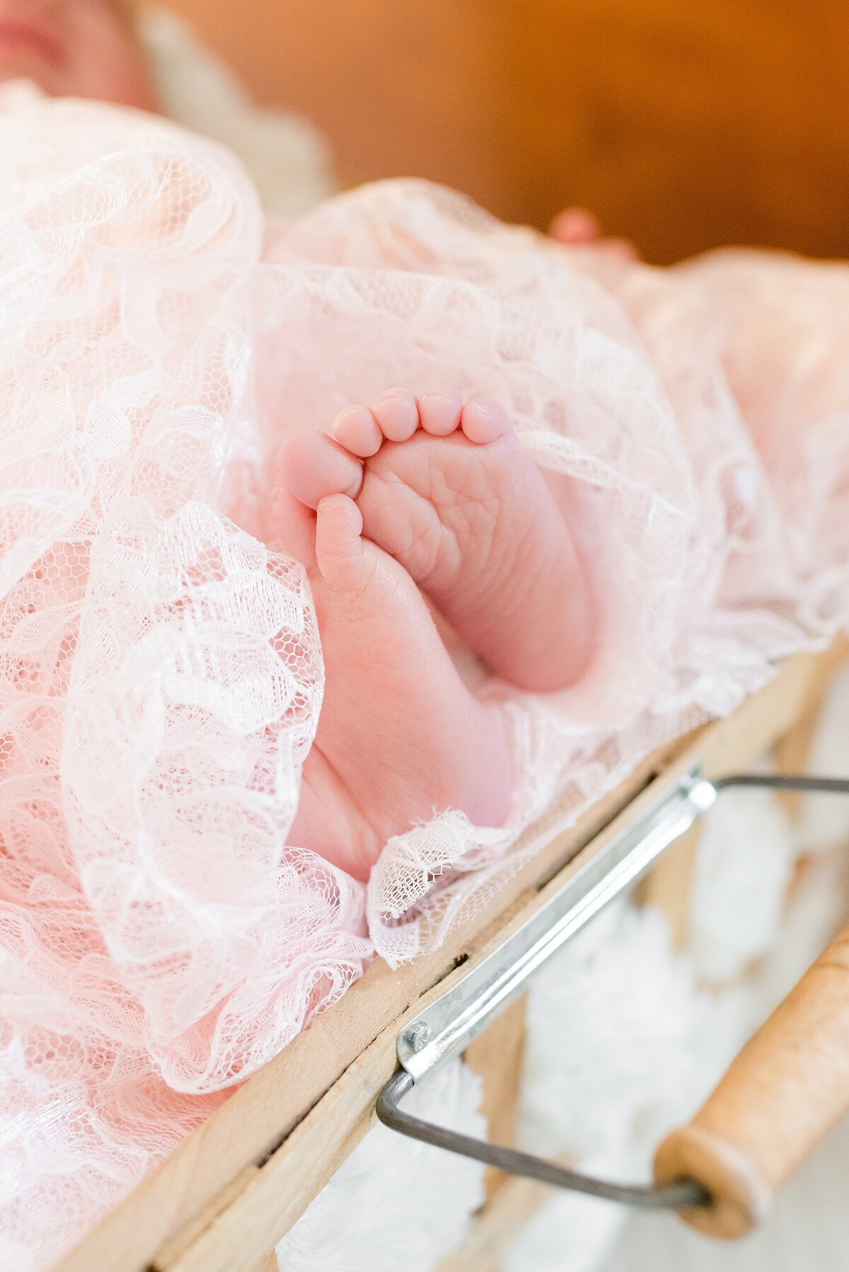 18_neutral-at-home-newborn-session_baby-girl_ckp