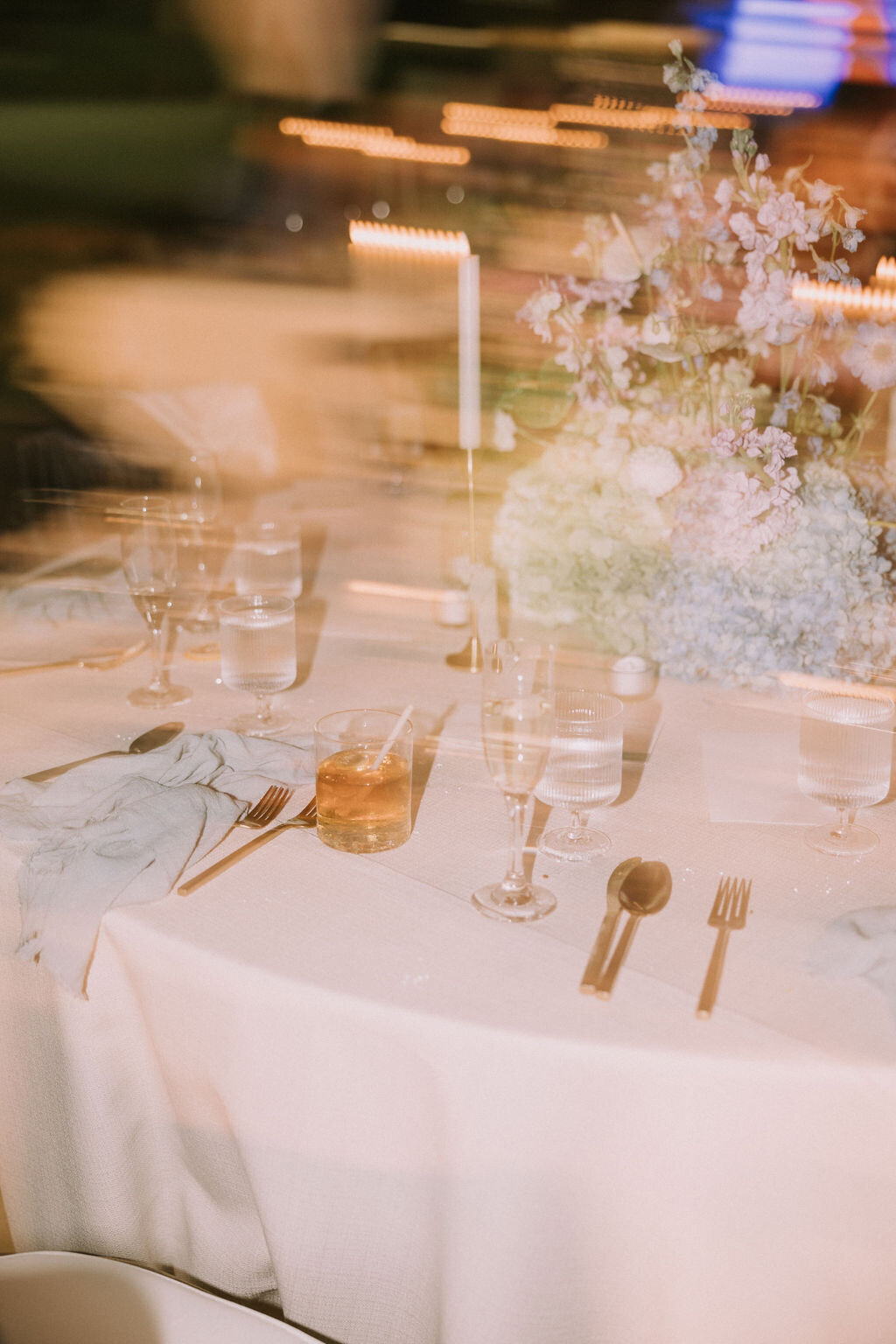 aesthetic shutter drag photo of reception table and candlelight at lanikuhonua