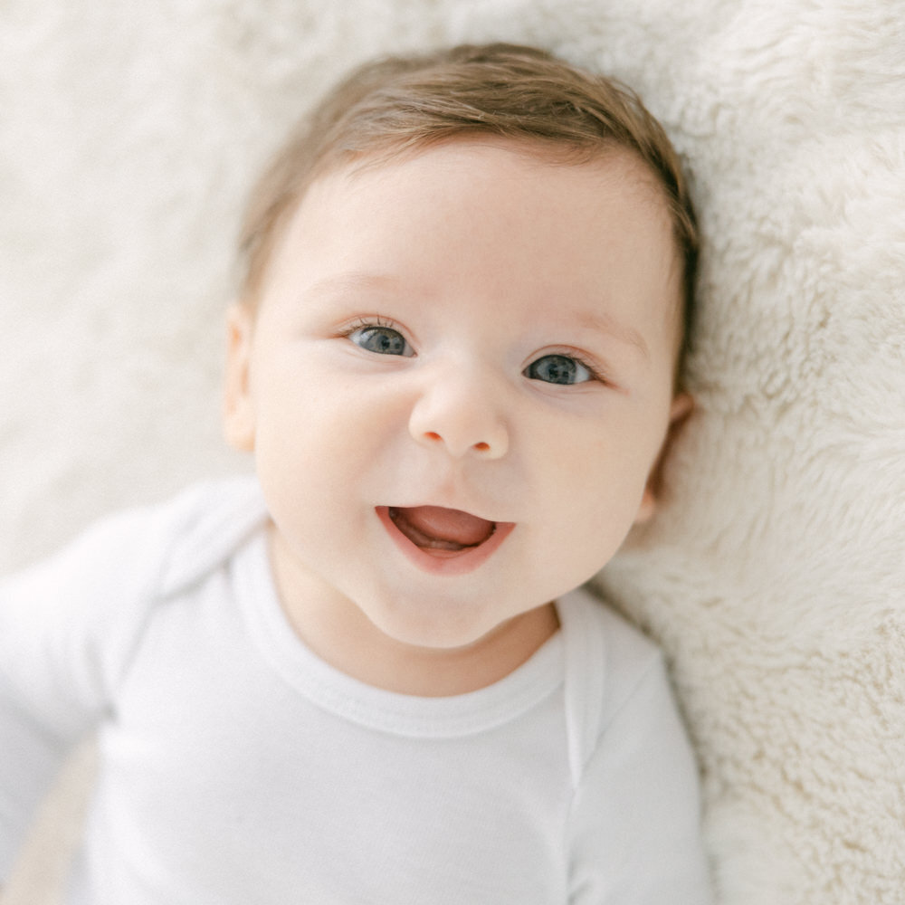 Découvrez la joie pure à travers le sourire radieux d'un bébé, immortalisé par un photographe professionnel à Bordeaux. Explorez une galerie capturant les premiers éclats de rire et la douceur de l'enfance dans nos séances photo de bébés.