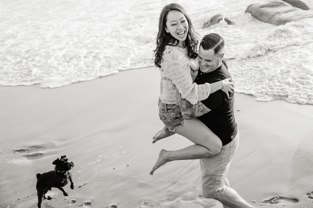 fun-beach-engagement-photo-la-jolla-ca