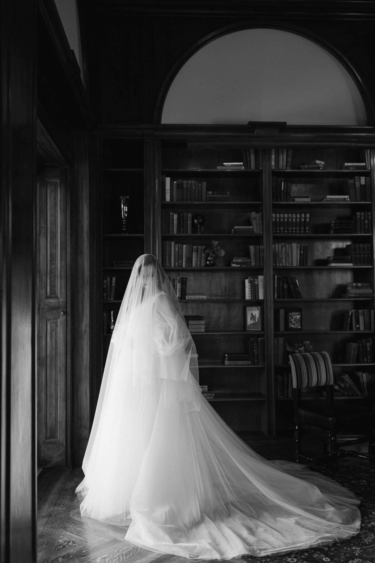 bridal-morning-photos-at-a-library