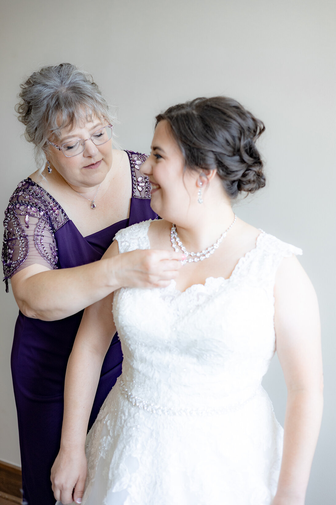 mother-daughter-precious-wedding-moment