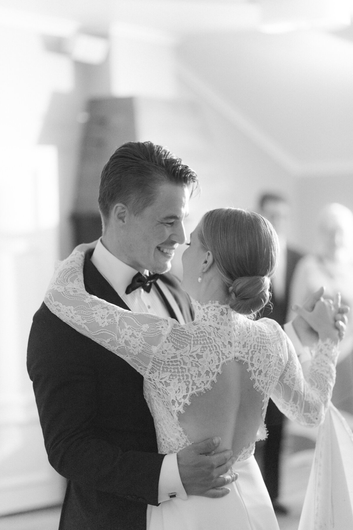 Documentary wedding photo of couple dancing their first dance in Airisniemi manor in Turku. Romantic moments captured by wedding photographer Hannika Gabrielsson.
