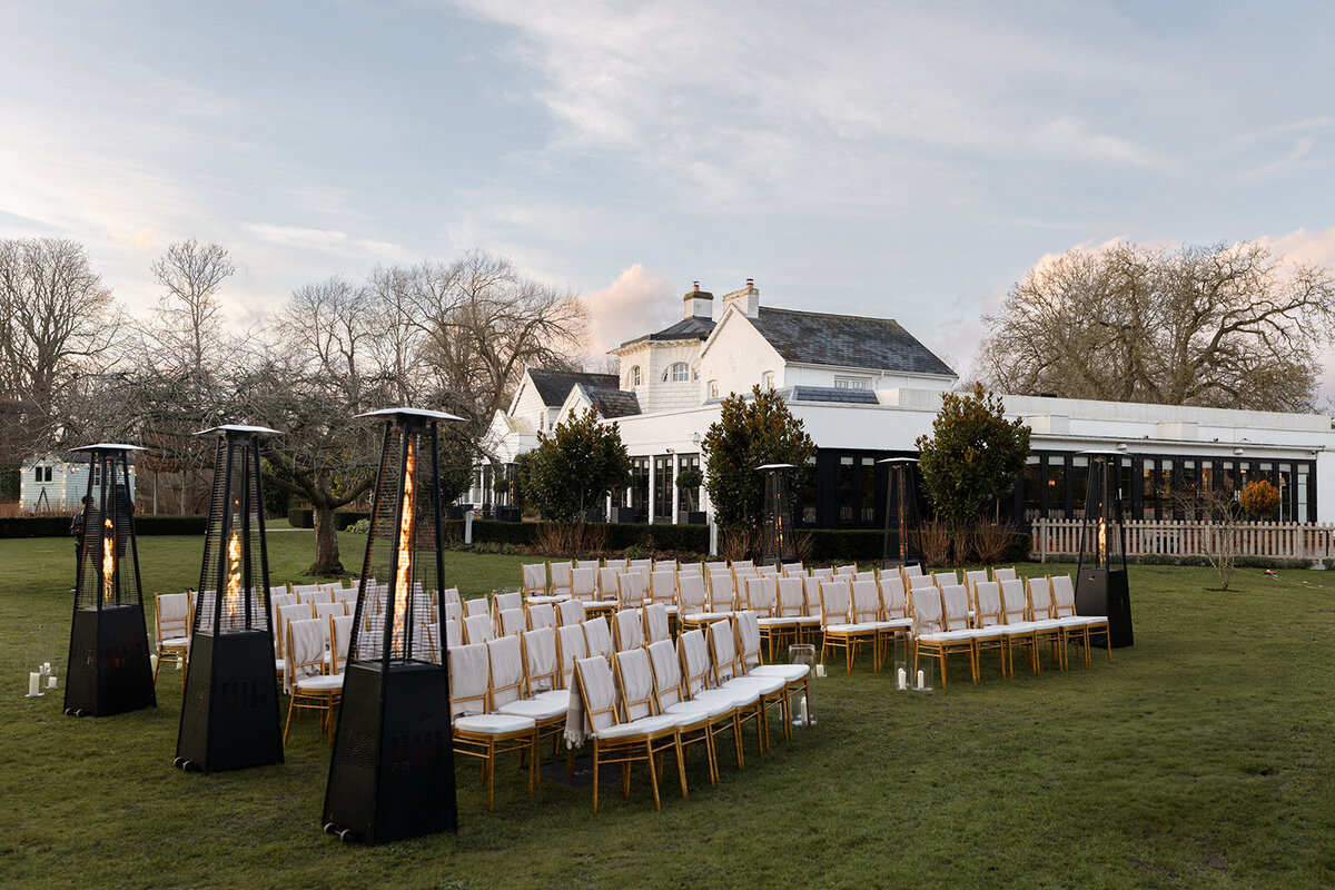monkey-island-winter-wedding-outdoor-ceremony