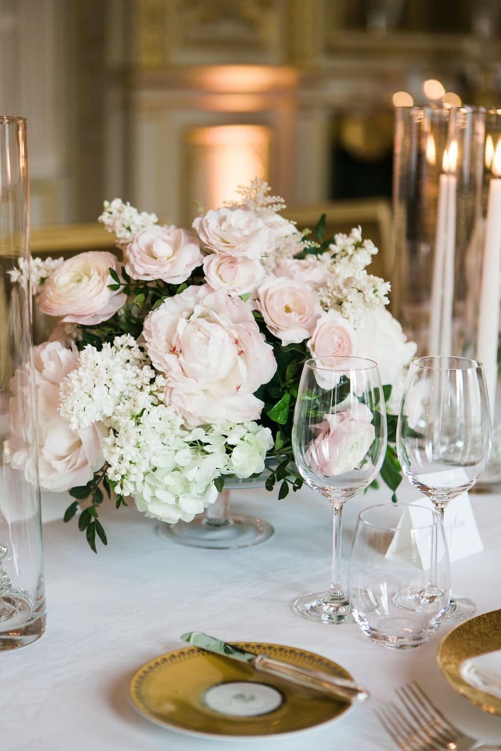 Elegant-floral-centre-piece-paris-wedding