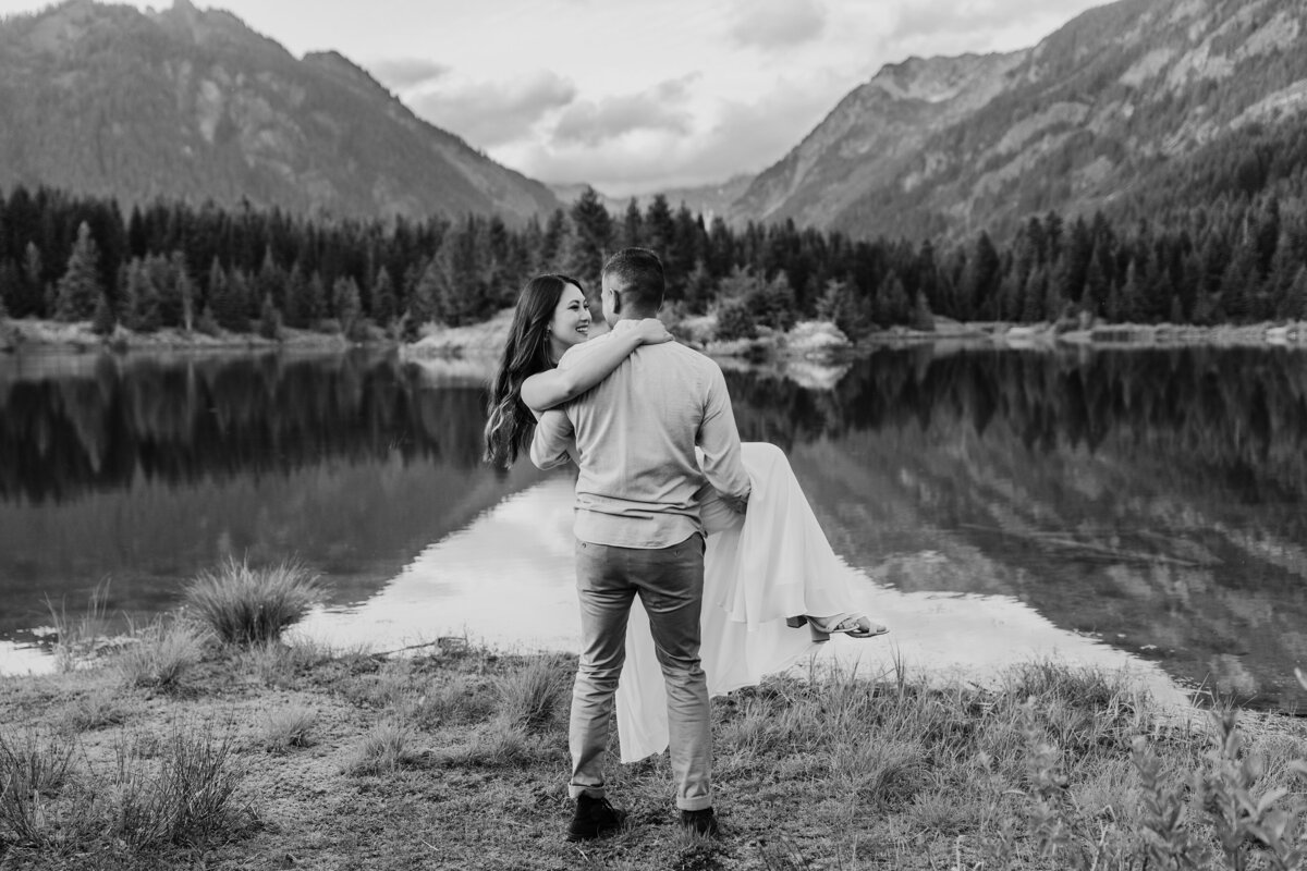 Gold Creek Pond Engagement_Megan Montalvo Photography_0102