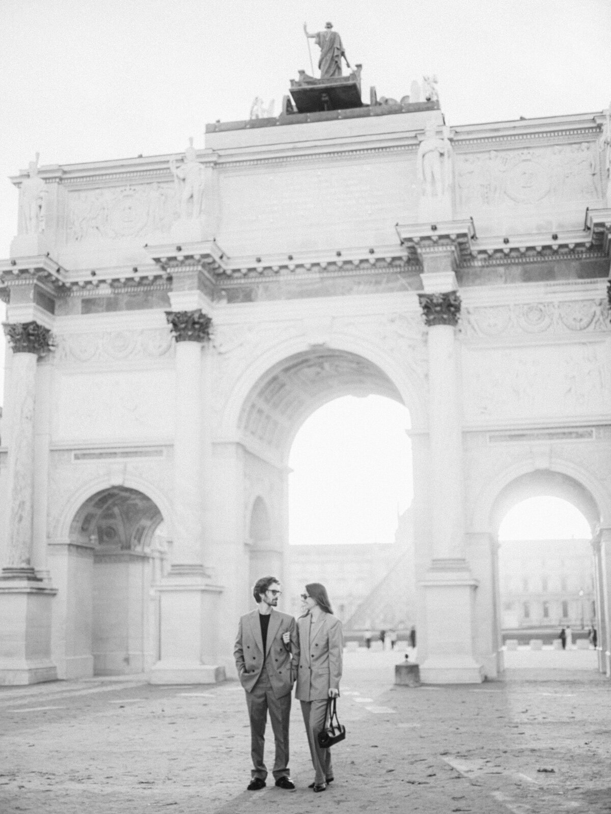 Engagement session Paris Louvres Tuileries Thomas Raboteur Luxury Wedding (8 sur 45)-2