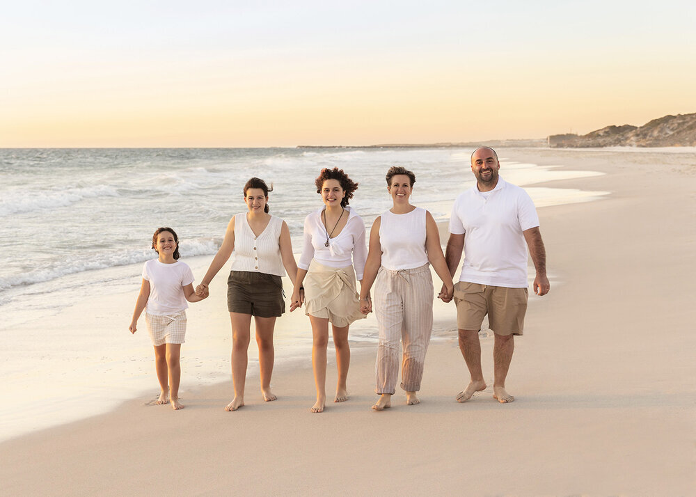 FAMILY_PARENTSANDKIDSWALKINGONBEACHSUNSET