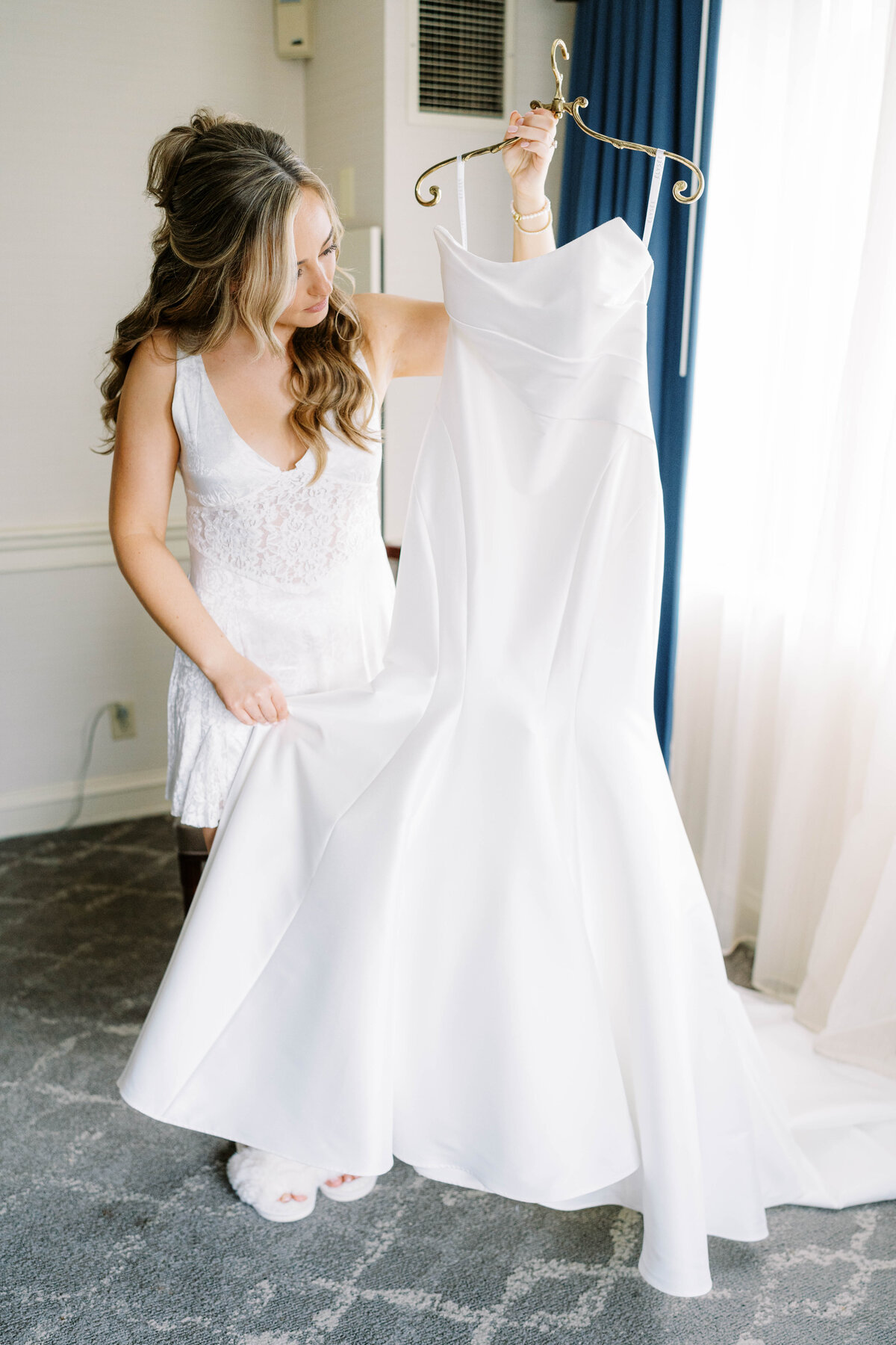 Phoenixville-Foundry-Romantic-Fall-Wedding-Photographer-Bride-Getting-Ready_10