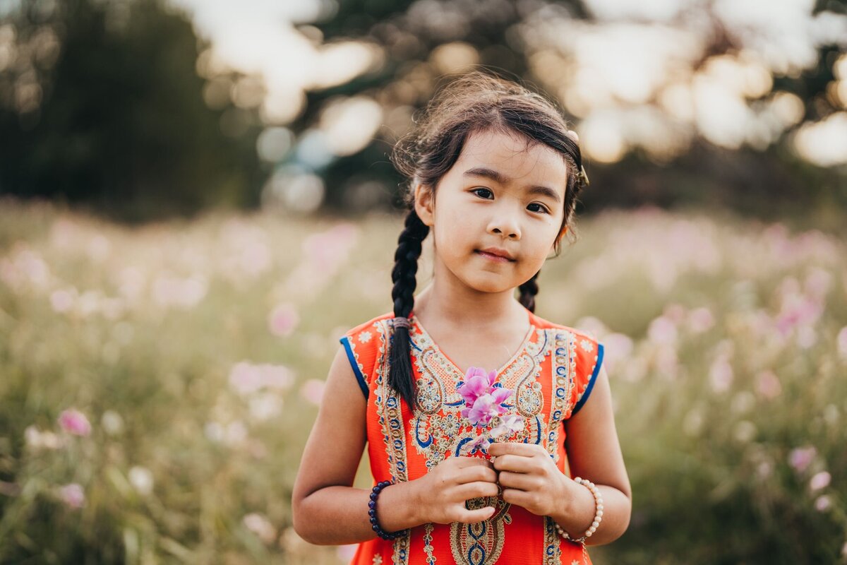 young-girl-holding-flowers-in-a-field-at-discovery-park