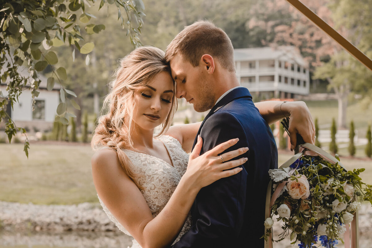 bride-groom-arbor-Knotting-Hills