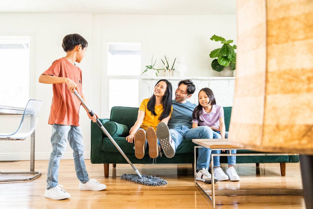 85007740-CASABELLA - Mega Dust Mop -Lifestyle - Brooke Lark 2022-03 24-Family b6