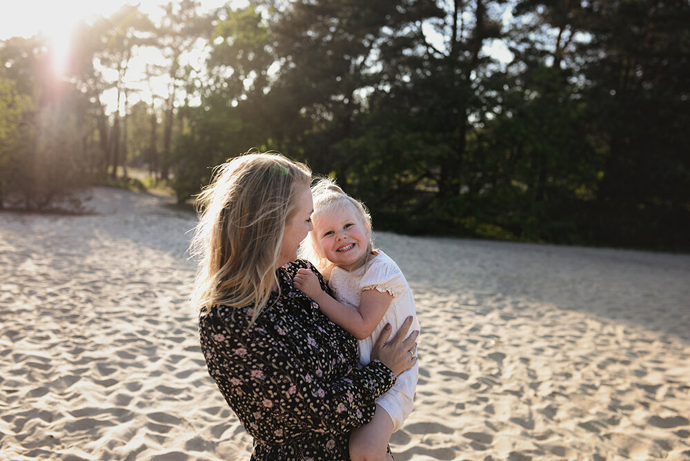 Gezinsfotoshoot familiefotografie gezinsshoot fotos maken gezin familiefoto groepsfoto gezinsfoto foto van het gezin gezin fotografie almere amsterdam laren huizen soesterduinen5