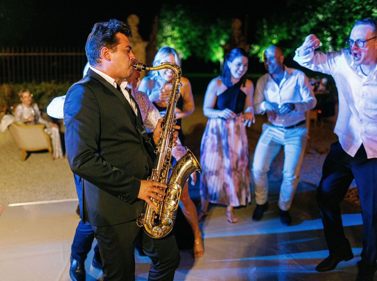 musician-dancefloor-wedding-party