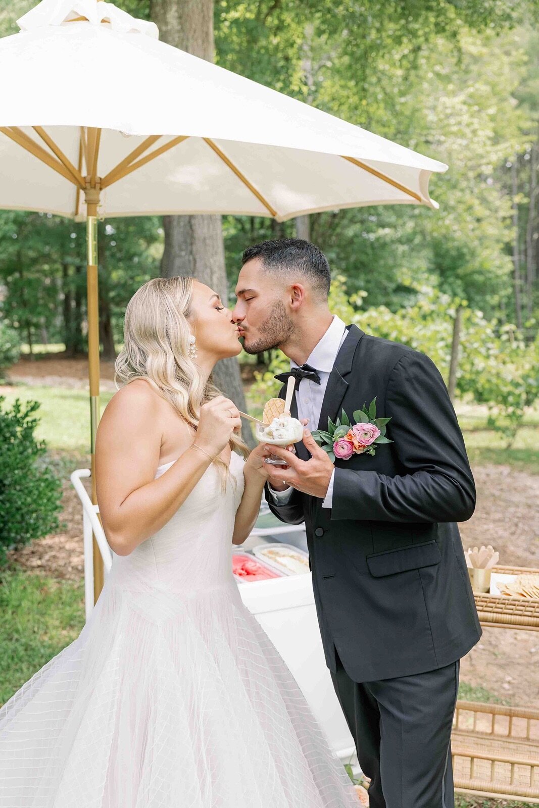 bride-groom-icecream