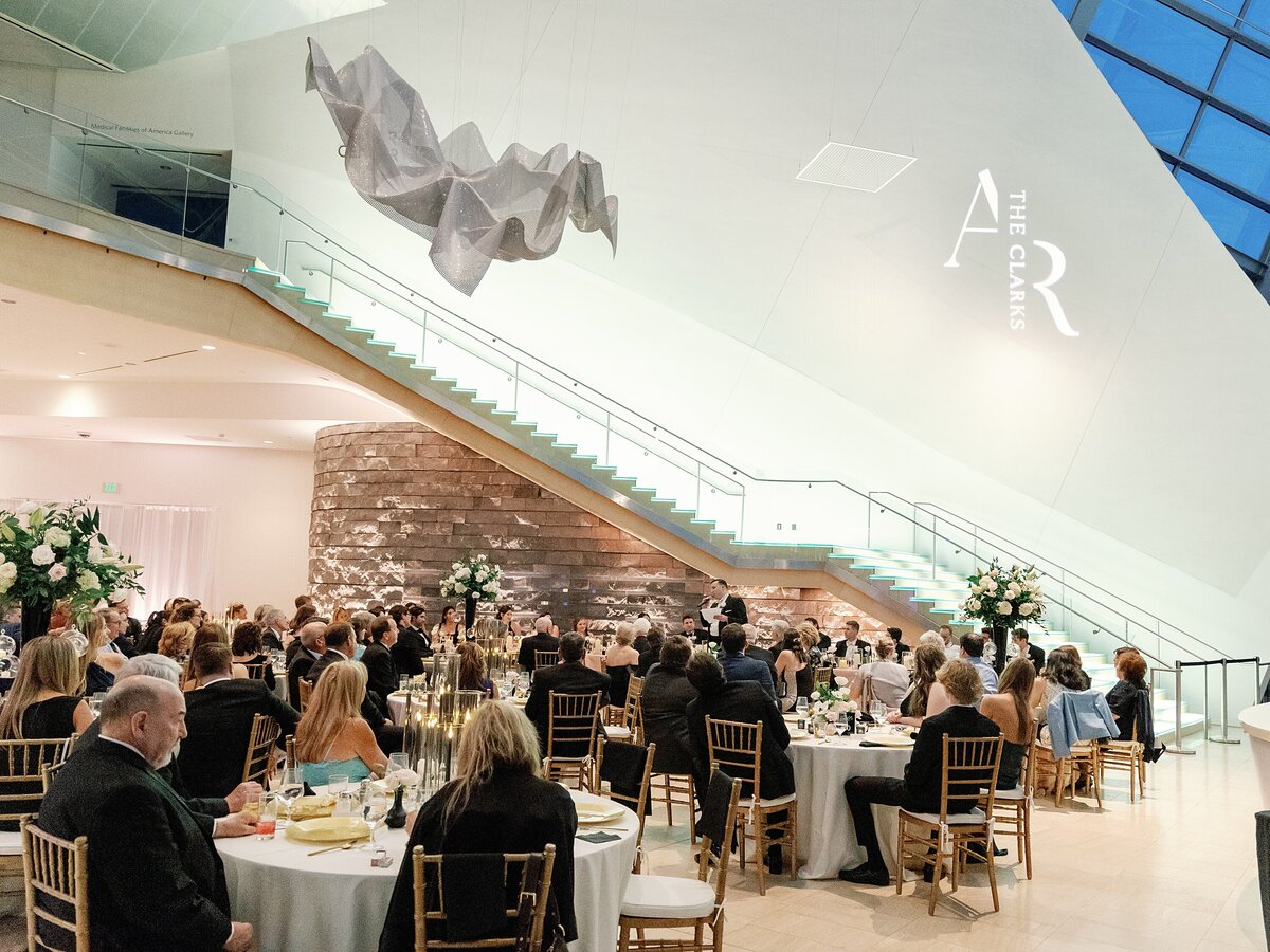 taubman-museum-of-art-wedding-photographer-oliver-and-co-roanoke-wedding_0124