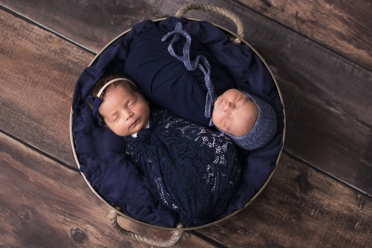 Photo studio bébé jumeaux nouveau-né en bleu marin sur bois montréal