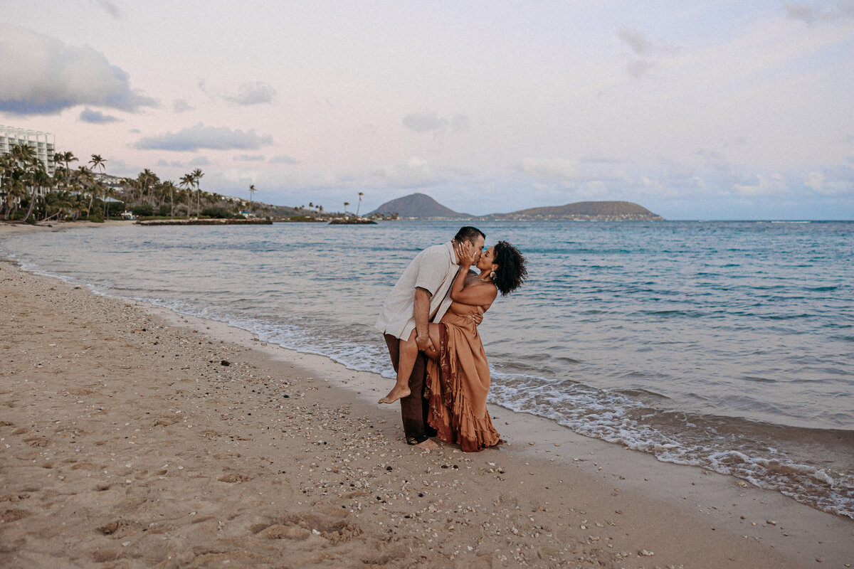 Kahala-Beach-Couples-Photos-12