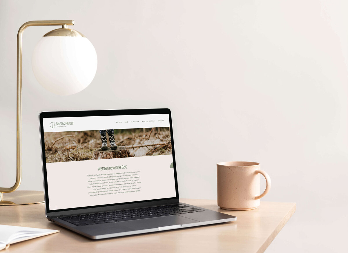 Stilleven Laptop met lamp en mok