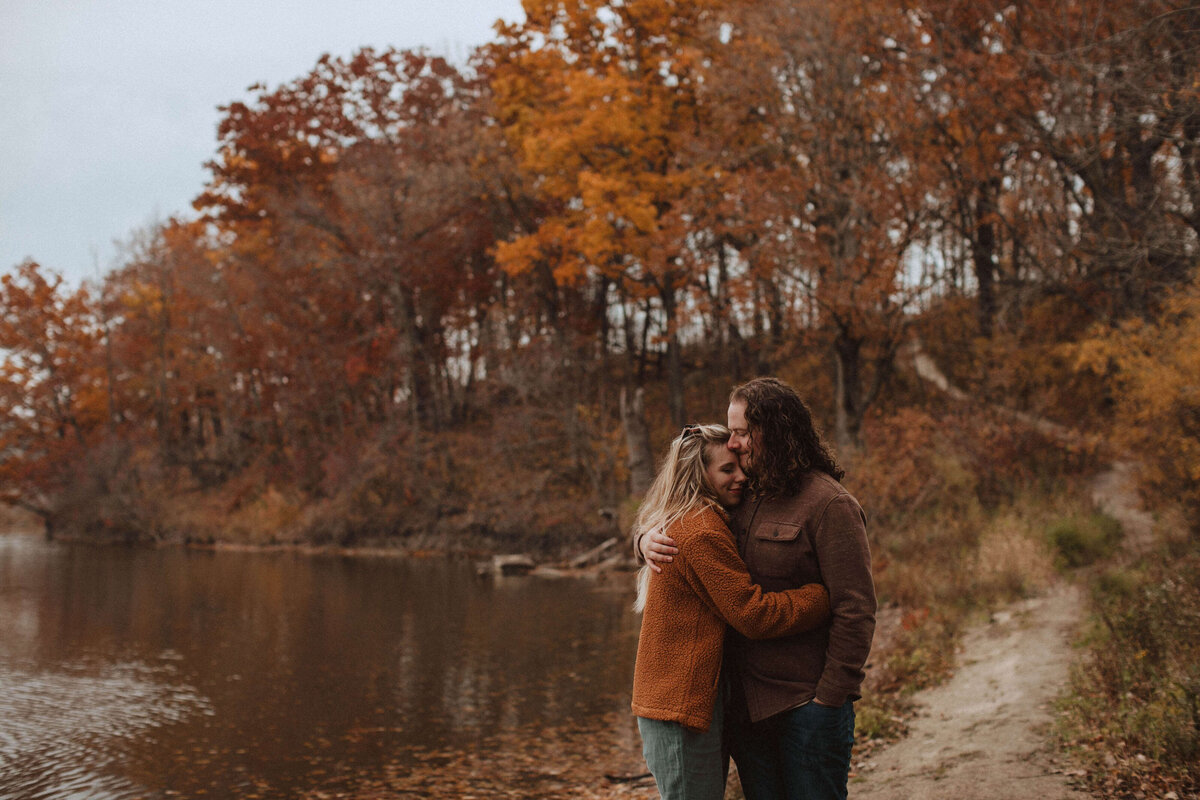 manitowoc-schuette-park-engagement-nikki-n-photography-002
