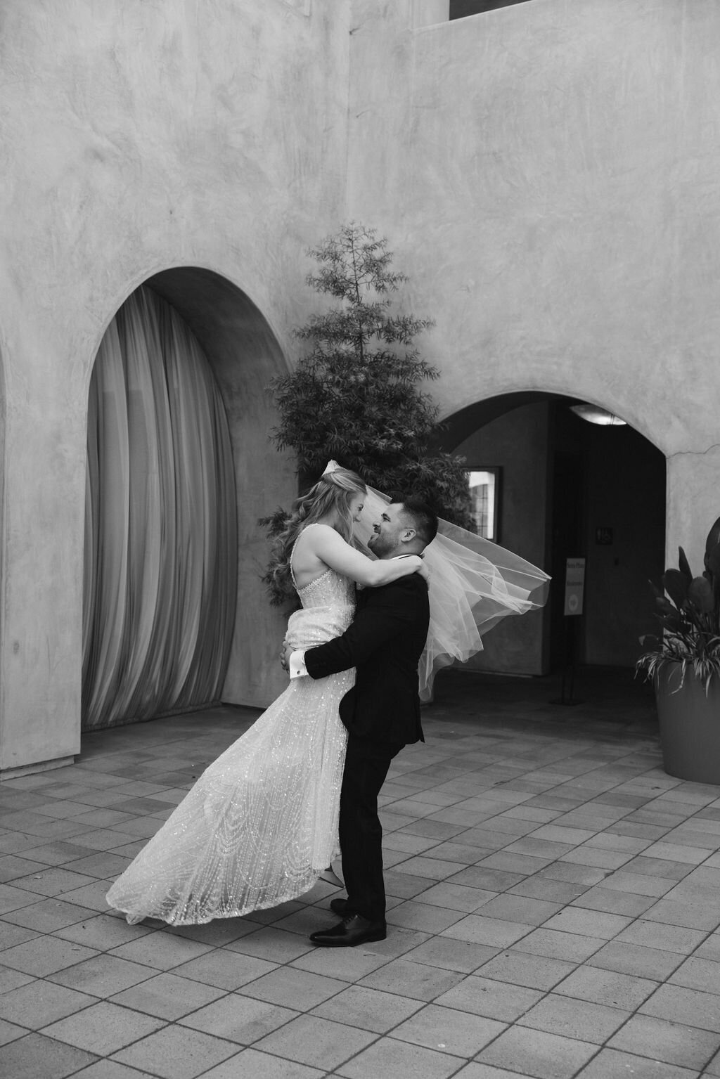 pretty-palm-leaf-event-co-molly-and-rodrigo-wedding-in-serra-plaza-15