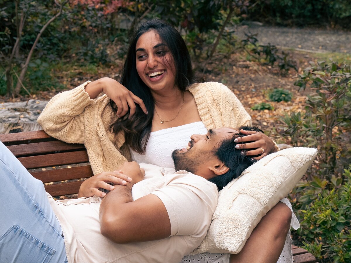 autumn-picnic-engagement-session-christchurch-garden-photos-with-river-9