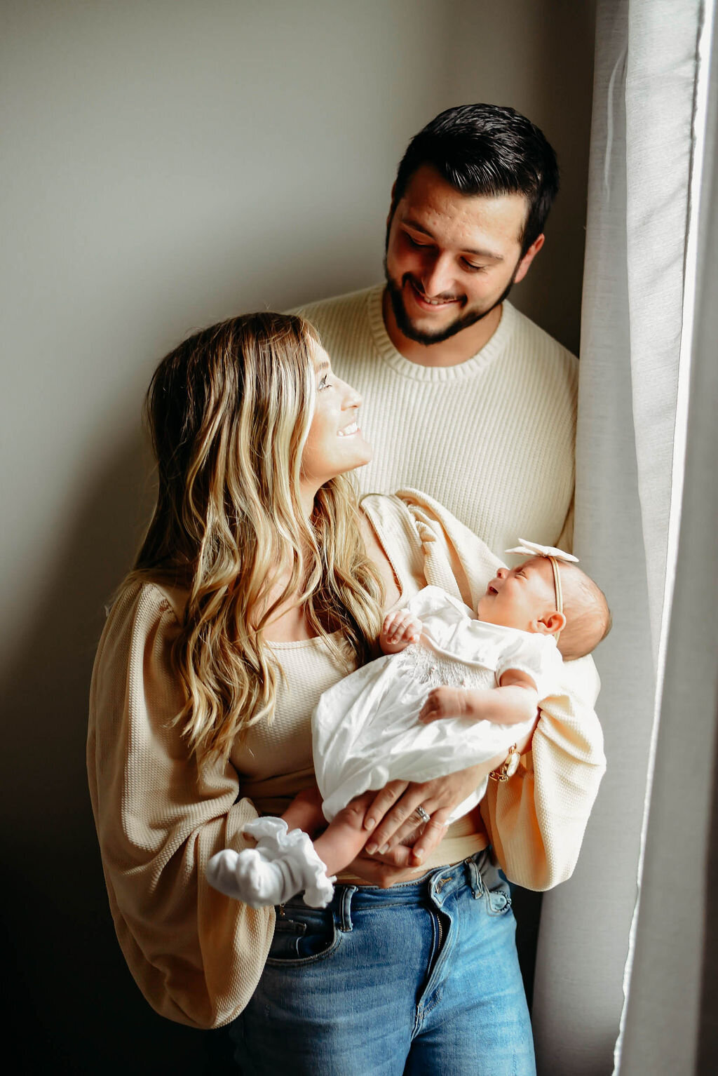 lafayette newborn photographer, lafayette family photographer, in home photoshoot, louisiana lifestyle photographer 