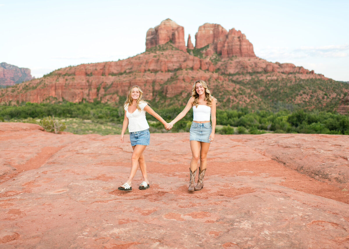 sisters in sedona az posing for senior photos