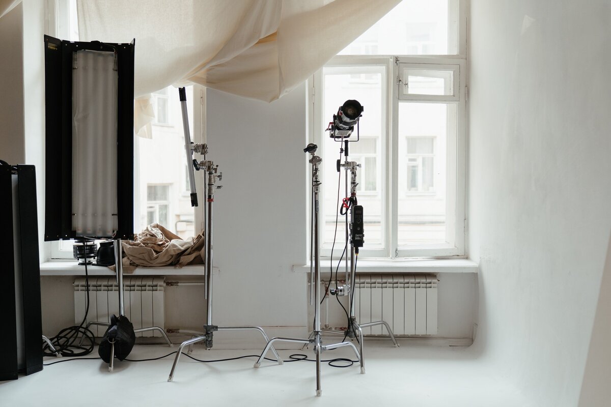 studio-indoors-equipment-copyspace-4268512