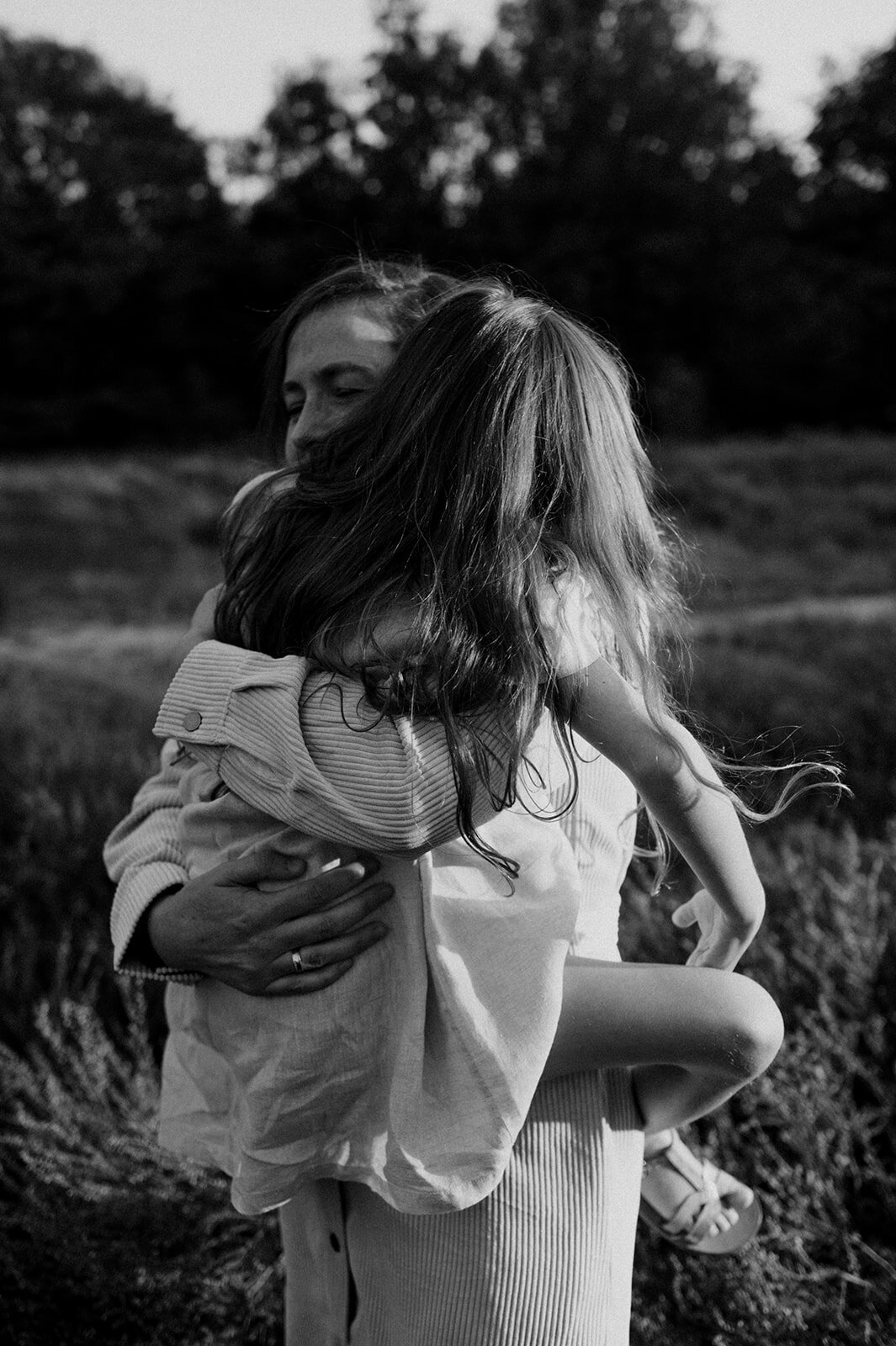 Gezinsfotografie in Nijlen tijdens golden hour – pure, spontane momenten vastgelegd in de heide.