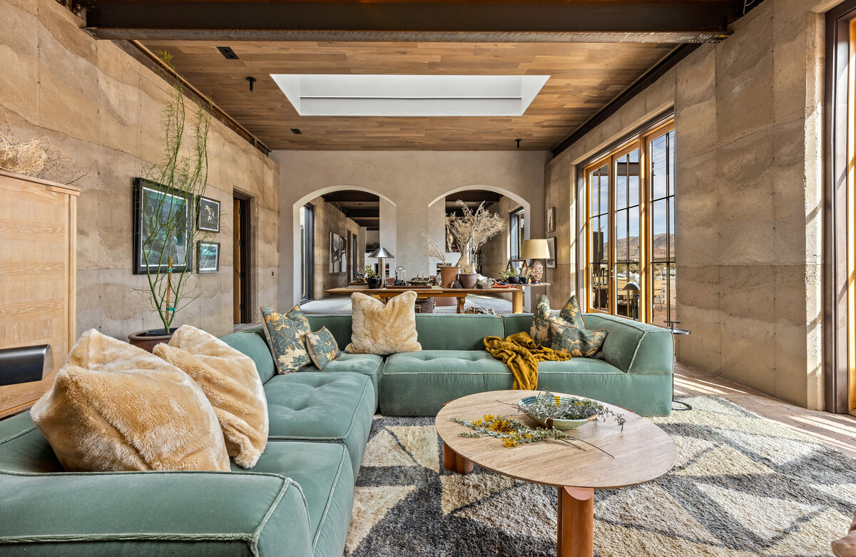 25_MAINHOUSE_greensofa_arches