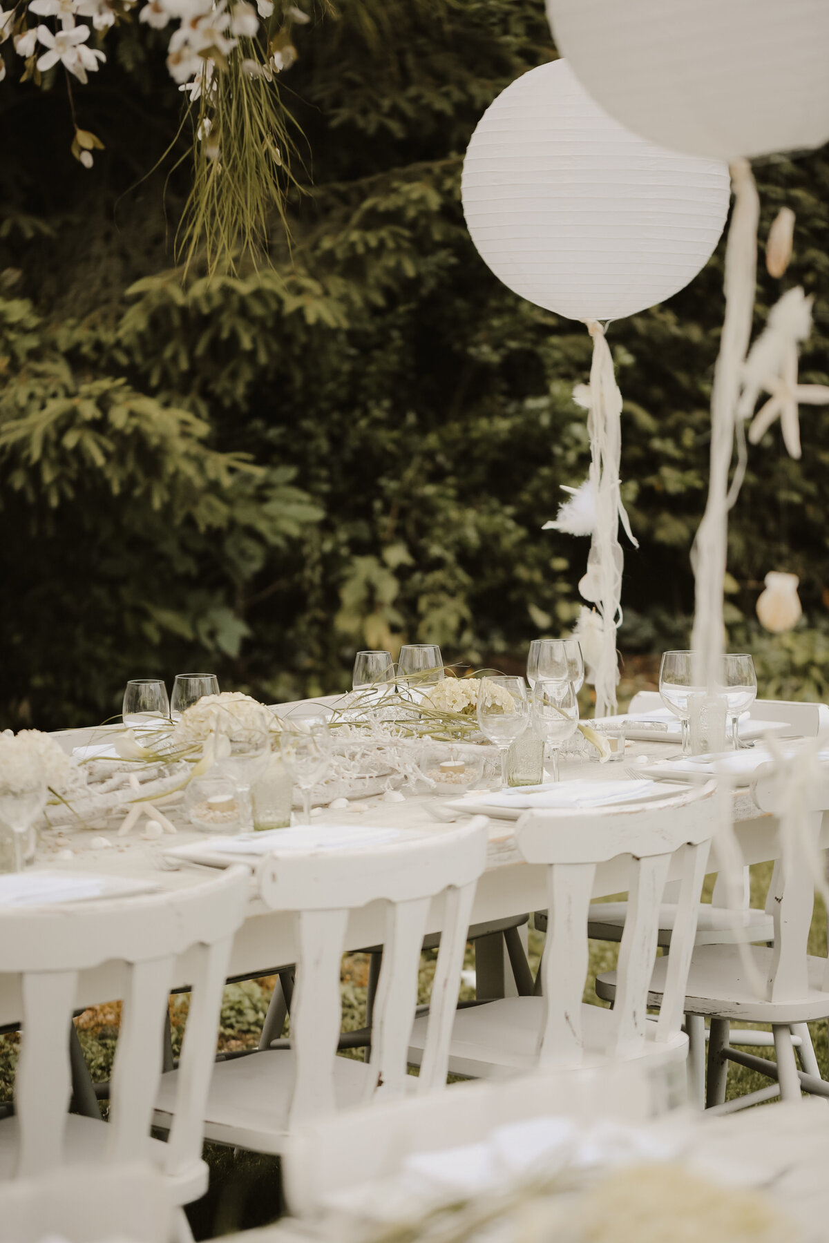 Bruiloft tafel gedekt, diner, eten, stoelen, bruidspaar, trouwen