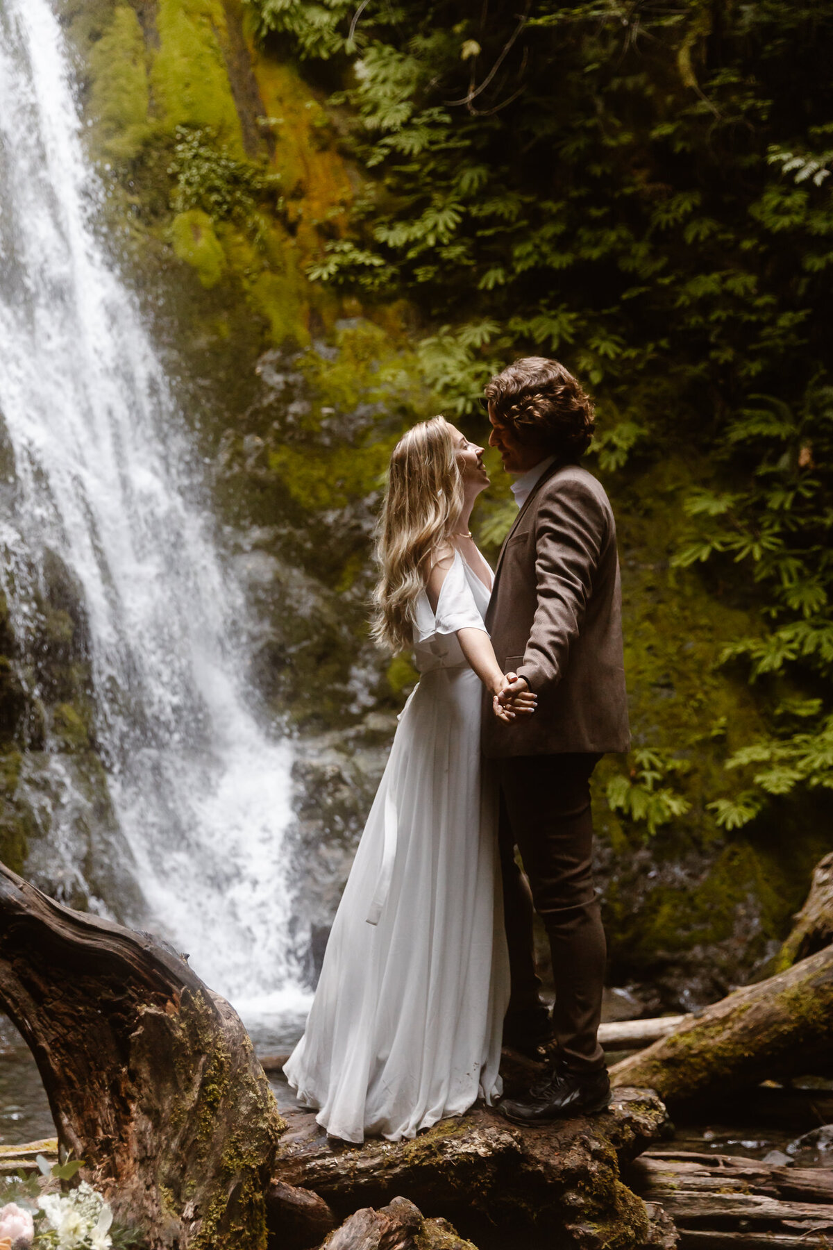 washington-waterfall-elopement-10