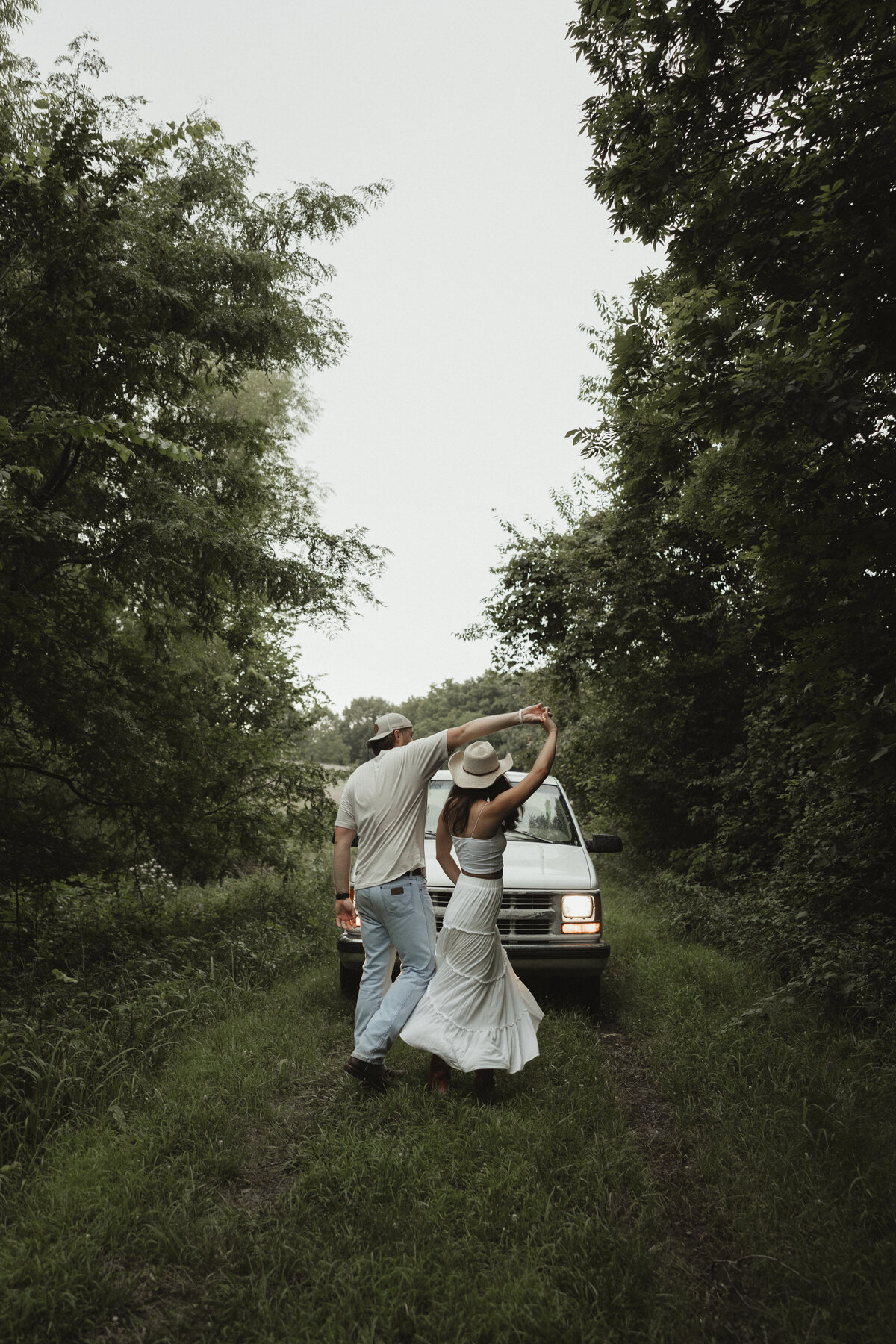 Wildflowercouplessessionwithtruck_emilyarwinephoto-92
