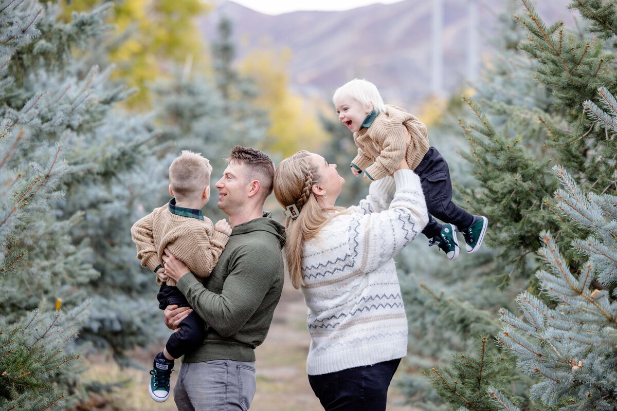 Utah-County-UT-Christmas-Tree-Farm-Mini-Session-Magnolia-and-Grace-Photography-Co-AshbyilyinJ-# (1)-3