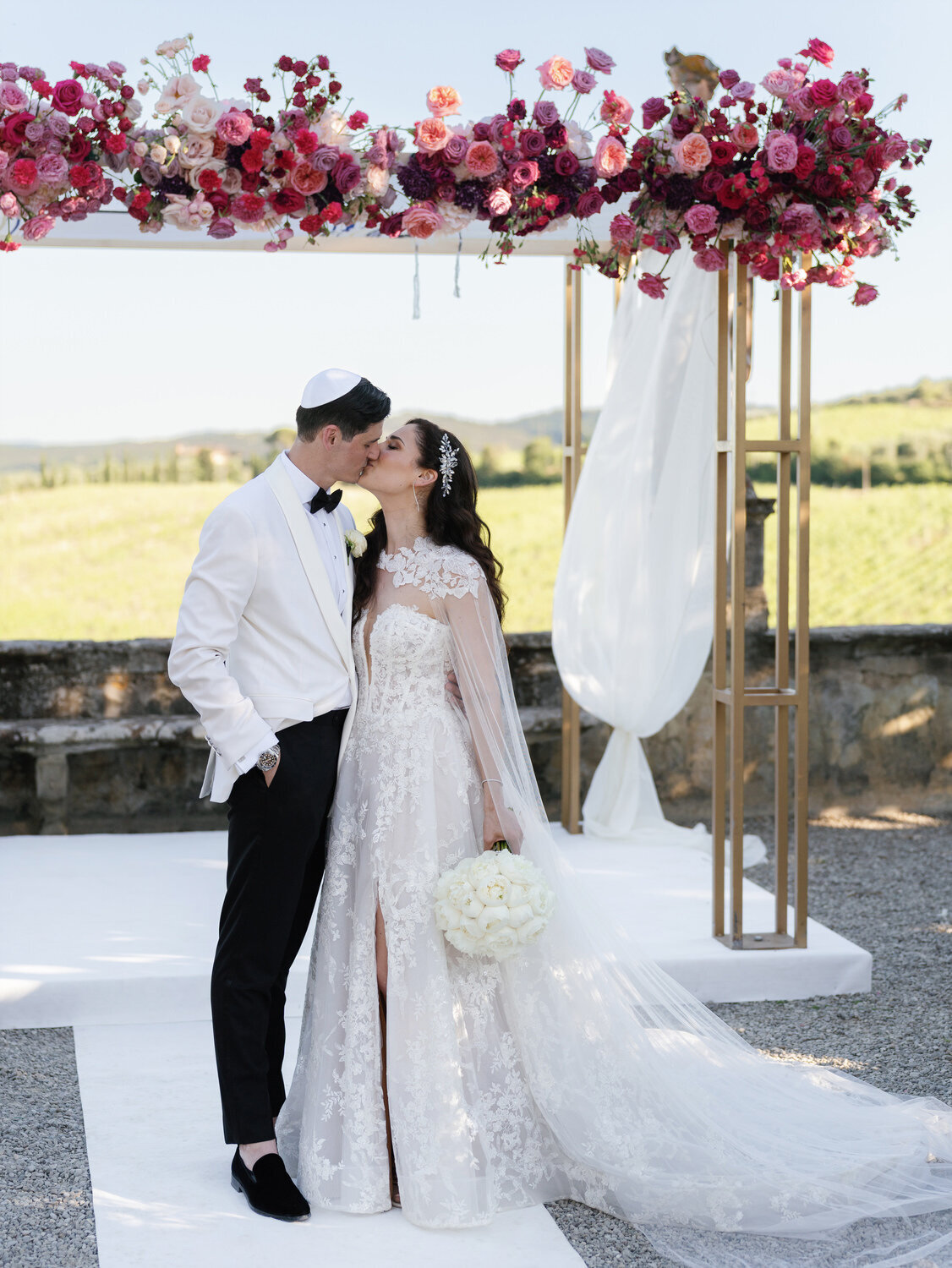105-Bride-and-Groom-Kissing-in-Florence