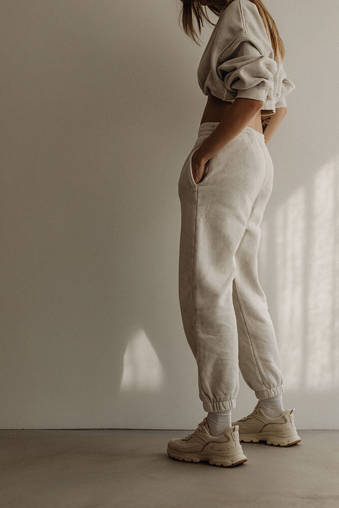 kaboompics_simplistic-sophistication-a-fashion-photoshoot-with-a-stunning-model-in-neutral-minimalist-outfits-30902