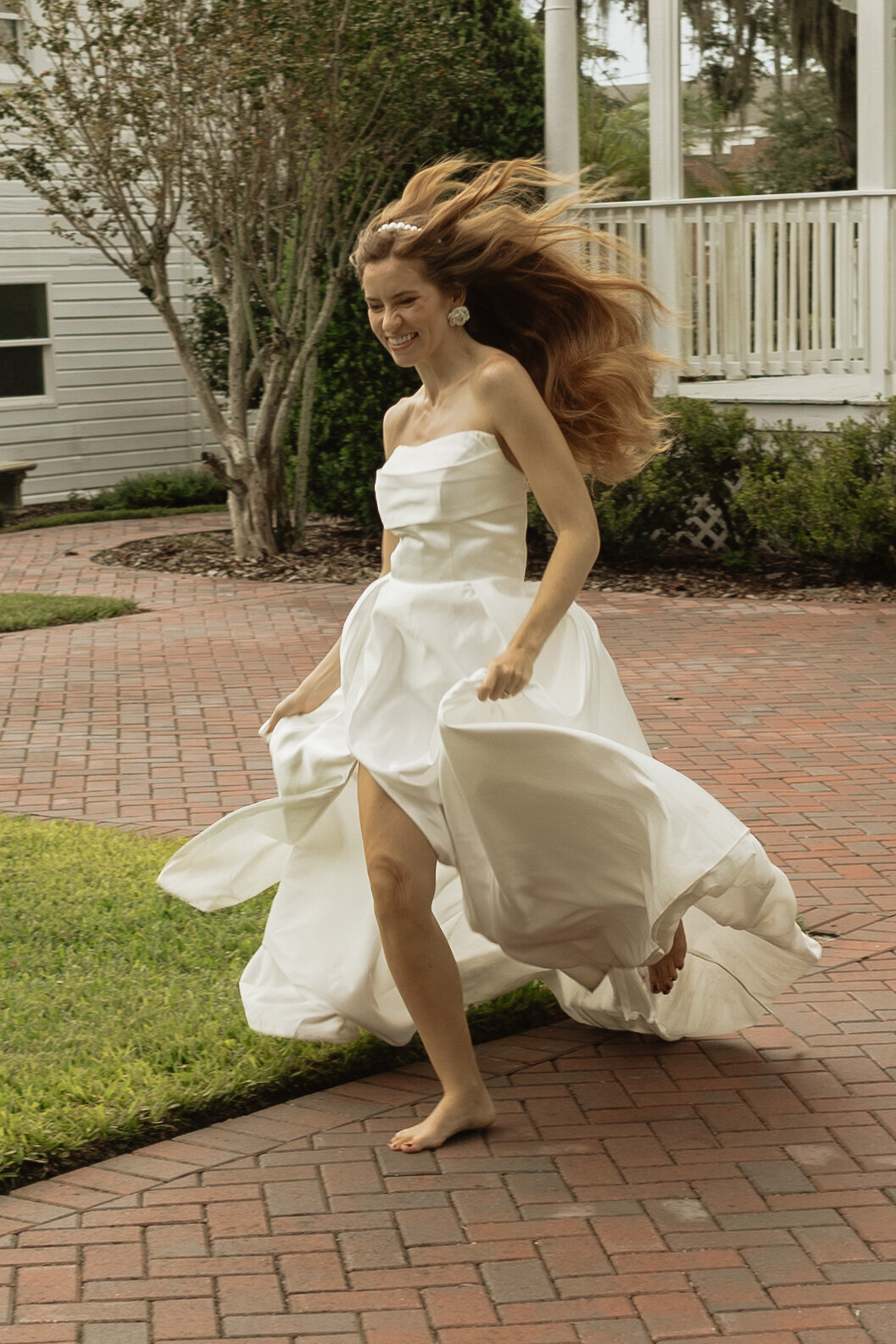 Elegant outdoor wedding surrounded by tropical greenery and historic charm at The Palm Mansion