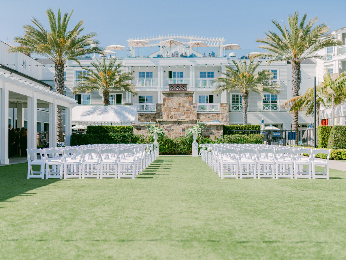 Step inside a refined wedding celebration at the iconic Lido House in Newport Beach—where coastal luxury meets timeless editorial style. Captured by top destination wedding photographer Michael Asmussen, this event blends California sunshine with tailored elegance, set against the soft tones of sand, sea, and champagne.
캘리포니아 햇살 아래, 뉴포트비치의 상징적인 리도 하우스에서 펼쳐진 세련된 웨딩. 마이클 아스무센이 촬영한 이 우아한 행사는 해변의 감성과 타임리스한 에디토리얼 스타일이 완벽하게 어우러진 고급스러운 결혼식입니다.
カリフォルニアの陽光と洗練されたエレガンスが融合する、ニューポートビーチの象徴的なリドハウスでの上質なウェディング。マイケル・アスムッセンによる撮影で、海と砂とシャンパンカラーに包まれた時代を超えるエディトリアルスタイルが際立ちます。在加州阳光下，于纽波特比奇标志性的 Lido House 举行的一场精致婚礼，融合了海岸奢华与永恒的杂志风格。由顶级目的地婚礼摄影师 Michael Asmussen 拍摄，尽显沙滩、大海与香槟色调的优雅氛围。在加州陽光下，於紐波特比奇地標性的 Lido House 舉辦的一場高雅婚禮，完美融合海岸奢華與永恆時尚。由頂尖目的地婚禮攝影師 Michael Asmussen 拍攝，呈現沙灘、海洋與香檳色調下的精緻格調。