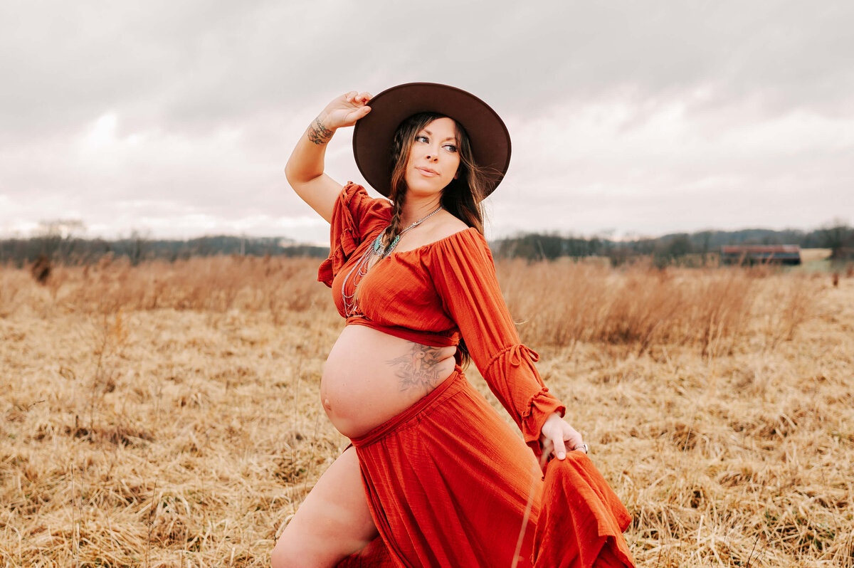 Springfield MO maternity photographer The XO Photography captures pregnant mom standing in field during a storm