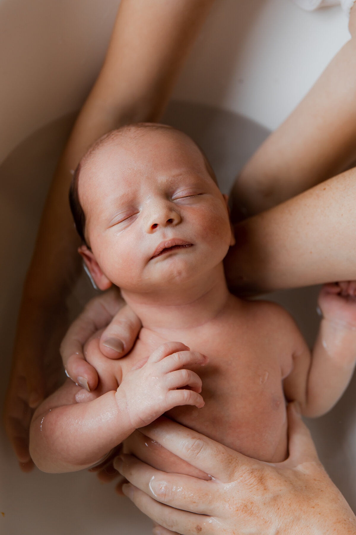 Kraamreportage baby ligt in bad