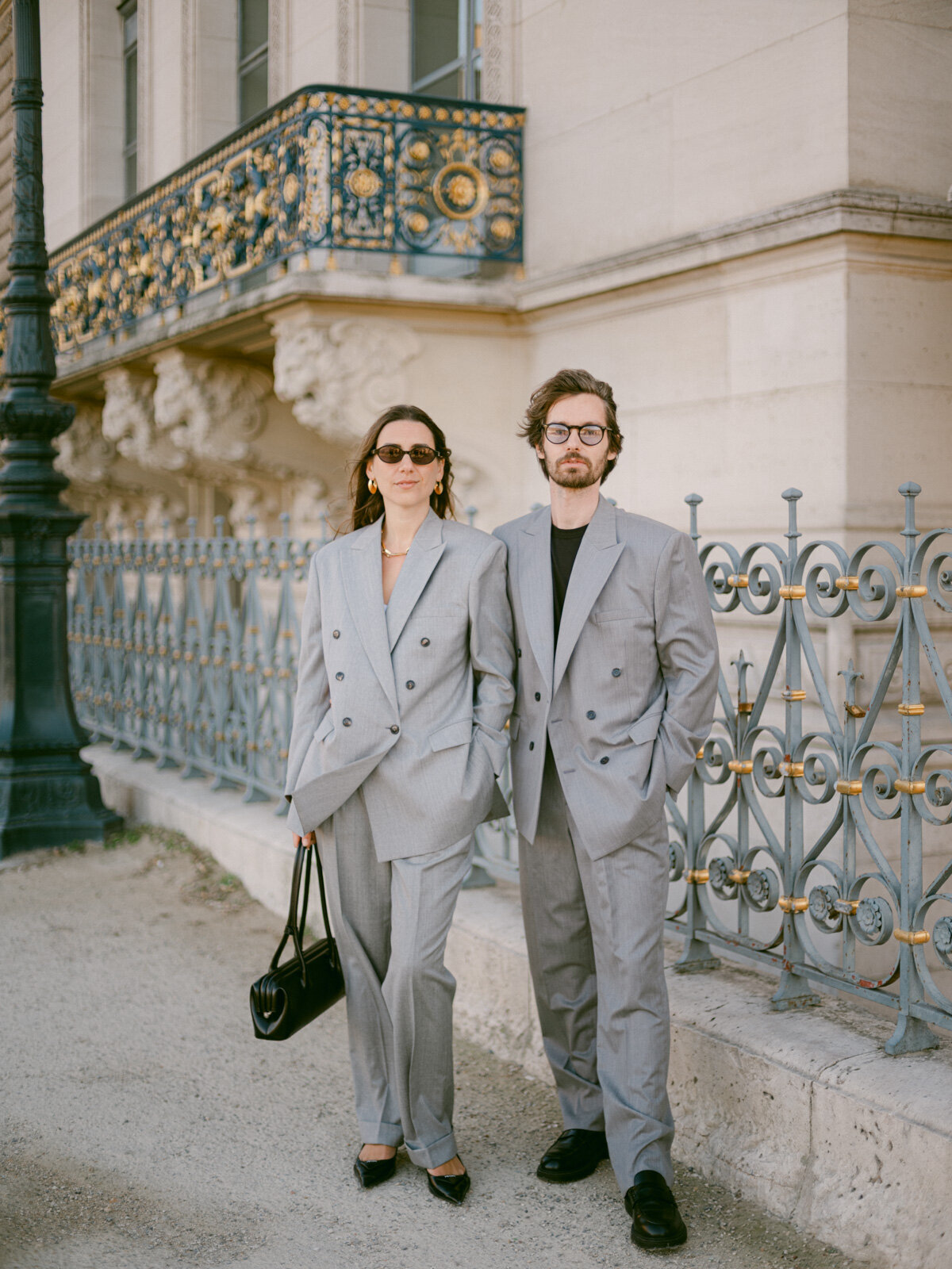 Elegant engagement photos in Paris, between the Tuileries Gardens and the Louvre Museum, filled with light and emotion.