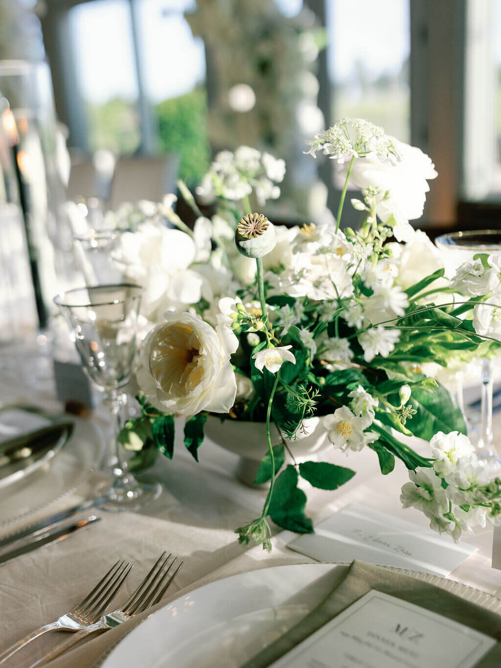 megan-zachary-white-green-floral-centerpiece-springvale-stone-tower-winery