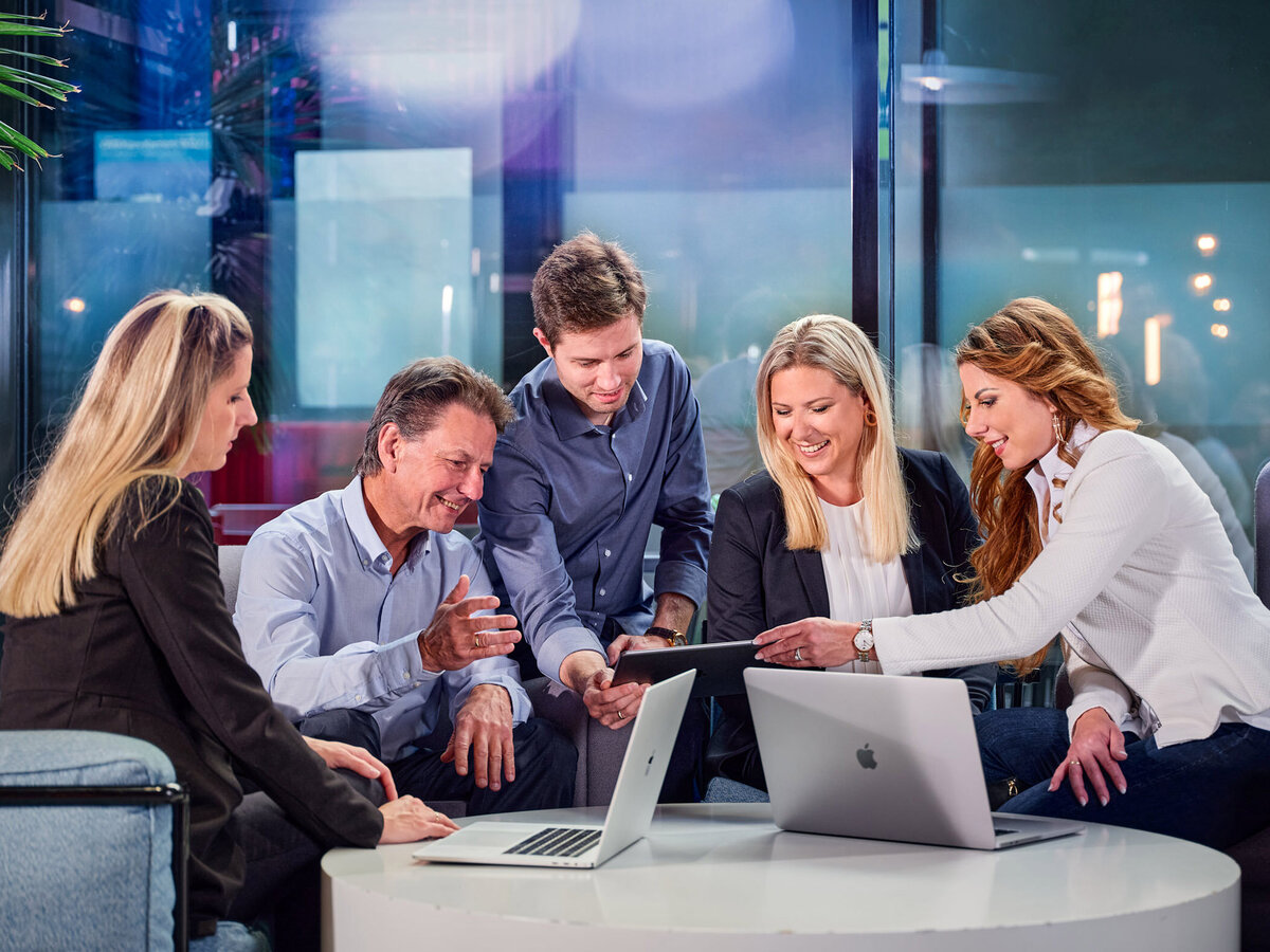 Dynamisches Teammeeting in modernem Arbeitsumfeld – Businessfotografie von Atelier Schulte für Unternehmen in Wien und österreichweit. Zusammenarbeit und Innovation im Fokus.