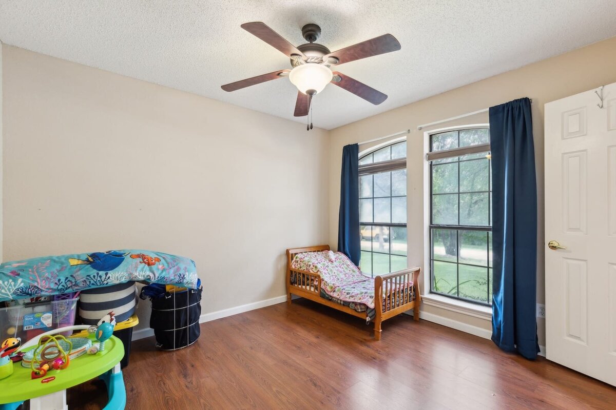6419_shadow_lane_dallas_tx_bedroom_with_large_windows_-_flexible_space_or_kids_room_-_haven_realty_group